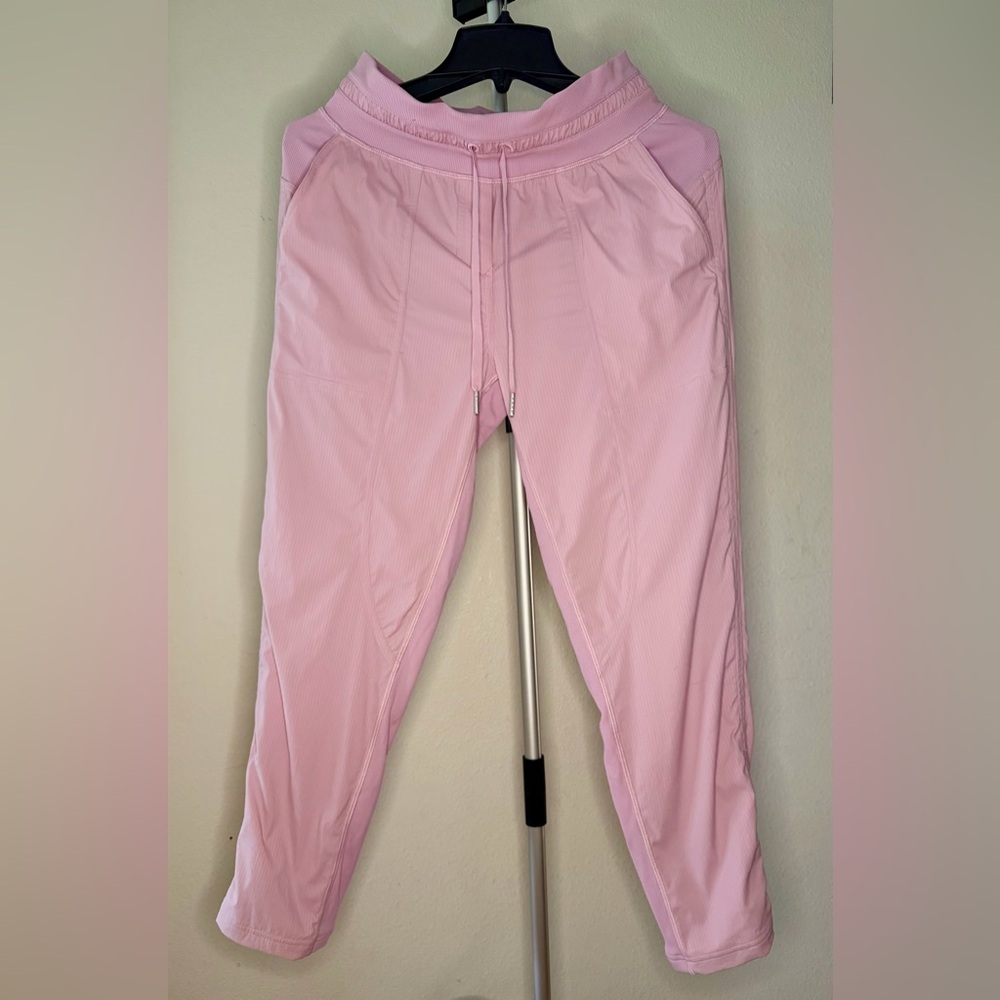 Lululemon Dance Studio Mid-Rise
Cropped Pant - Rose Blush - Size 4